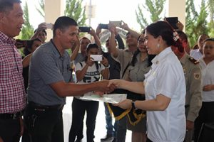 Dukung Program Jokowi, Pemkab Minut Serahkan Sertifikat Gratis