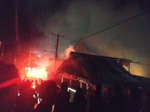 Tangkas, Damkar Pemkot Manado Atasi Kebakaran Di Teling Bawah