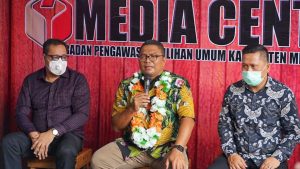 Kunjungi Bawaslu Minut, Fritz Siregar Resmikan Media Center