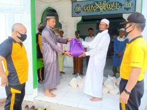 Lakukan Bakti Sosial, Polres Minut Salurkan Bahan Pokok