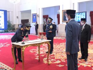 Panji Polri Tribrata Diserahkan Oleh Jendral Idham Azis Ke Jenderal Listyo Sigit