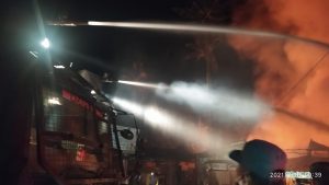 Atasi Kebakaran Pasar Paniki, Satbrimob Polda Sulut Turunkan Mobil AWC