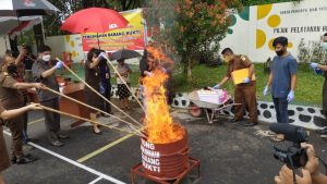 Kejari Minut Musnahkan Berbagai Jenis Barang Bukti Kejahatan