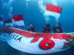 Boboca Diving Club Kibarkan Merah Putih di Bawah Laut Manado