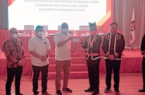 Pemkab Minut Serahkan Naskah Hibah Lahan Kantor KPU
