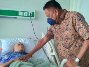 Jenguk Remy Sylado,Ketua PKB PGI Olly Dondokambey Lakukan Pelayanan Doa