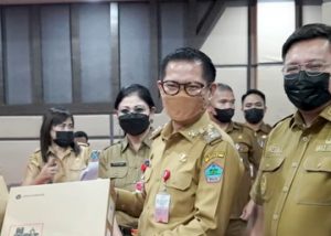 Dukung Kemajuan Dunia Pendidikan Minut, Bupati JG Serahkan Peralatan TIK Untuk 10 Sekolah Negeri