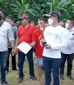 Saksikan Pertandingan Pacuan Roda Sapi, JG Serahkan Hadiah