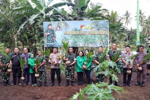 Sukseskan Program Ketahanan Pangan, Korem 131/Santiago dan Danlanud Sam Ratulangi Tanam Bibit Kelapa