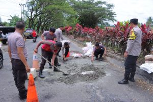 Patroli Kasih Presisi Polres Minut, Tambal Jalan Berlubang