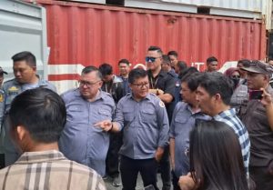 Pengawasan Distribusi Surat Suara Pemilihan Gubernur dan Wakil Gubernur Sulut 2024 di Pelabuhan Peti Kemas Bitung