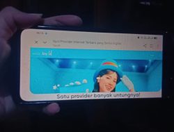 Wanita Bertopi Biru Suka Aneh Tapi Nyata