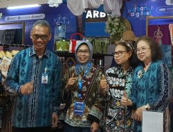 Foto bersama Kepala Kantor Perwakilan Bank Indonesia Provinsi Sulawesi Utara,Joko Supratikto di salah satu tenan kain batik yang dihadirkan pada Urban Digifest 2026